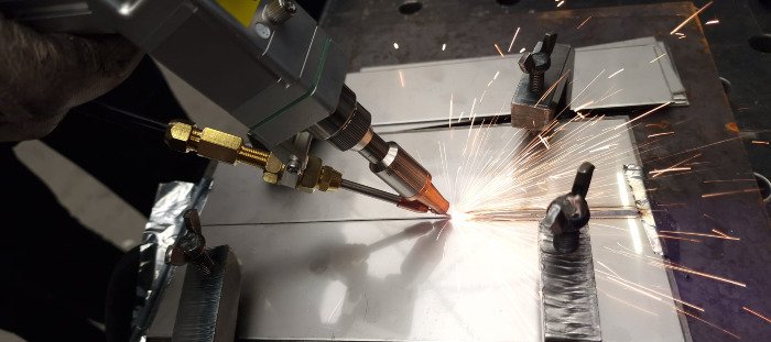 Zo beheers je de risico’s van laserlassen: kennis, kunde en de juiste voorzieningen