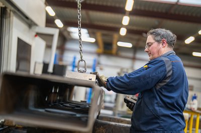 Een medewerker van WBM werkt met geluidsbescherming in bij de 3D-laser